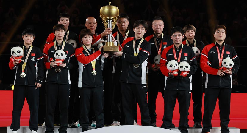 巅峰的 足球比赛 - 头球攻门